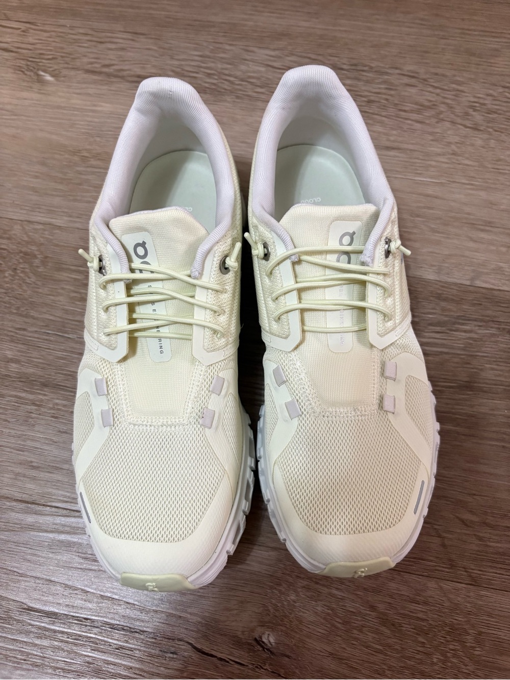 On Cloud 6 Running women Sneakers in seedling/ice color